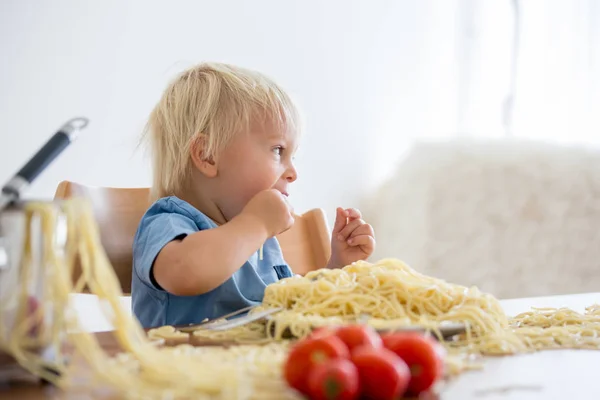 Petit garçon, tout-petit enfant, manger des spaghettis pour le déjeuner et m — Photo