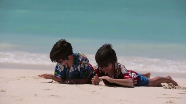 Dois Meninos Irmãos Camisas Havaianas Bonitos Brincando Com Areia Praia — Vídeo de Stock