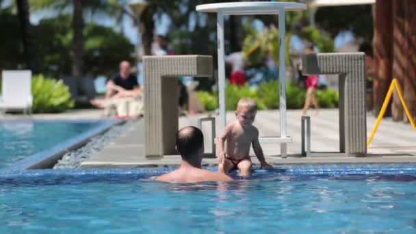 Crianças Felizes Irmãos Divertindo Piscina Lado Praia Maurício — Vídeo de Stock