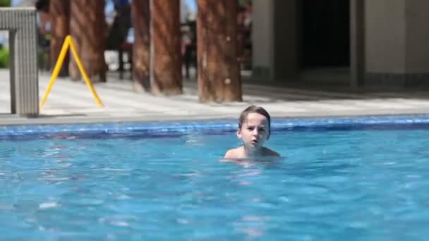 Mutlu Çocuklar Kardeşlerim Mauritius Sahilinin Yanındaki Havuzda Eğleniyorlar — Stok video