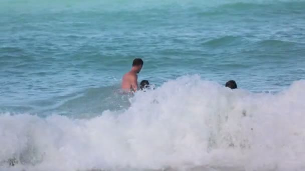 Батько Двоє Дітей Граються Стрибають Хвилями Океані Розмиваючись Величезними Хвилями — стокове відео