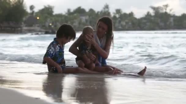 Feliz Hermosa Familia Moda Niños Vestidos Con Camisas Hawaianas Jugando — Vídeo de stock