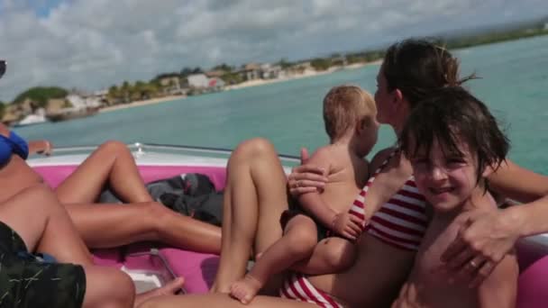 快乐美丽的时尚家庭 孩子和父母 穿着夏威夷衬衫 乘坐快艇在毛里求斯享受一天的旅行 — 图库视频影像