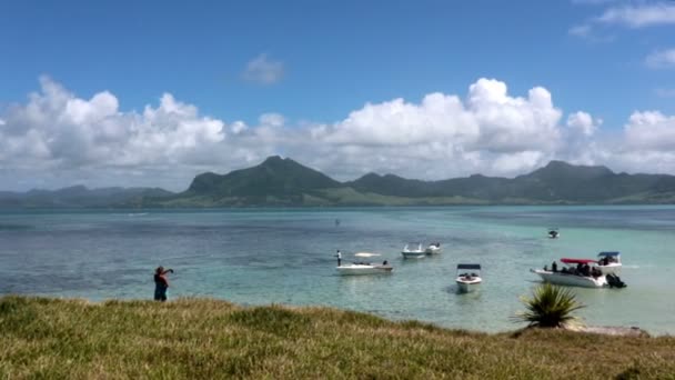 美丽迷人的自然背景 热带蓝海 豪华度假胜地 珊瑚礁附近的环礁岛 新的自由 冒险日 Snorkeling 椰子天堂 — 图库视频影像