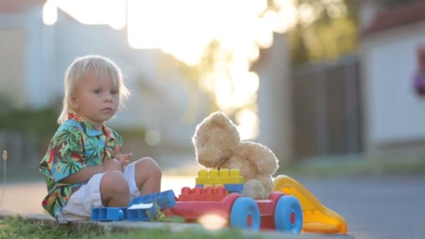 Bellissimo Bambino Bambino Giocando Con Giocattoli Plastica Blocchi Auto Tramonto — Video Stock