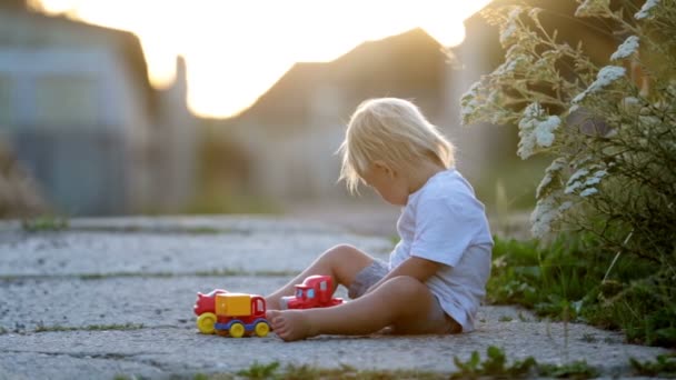 Красива Дитина Малюк Грається Пластиковими Іграшками Блоками Машинами Заході Сонця — стокове відео