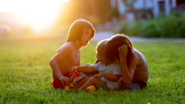 Schöne Kleinkind Und Geschwister Spielen Mit Plastikspielzeug Blöcken Autos Bei — Stockvideo