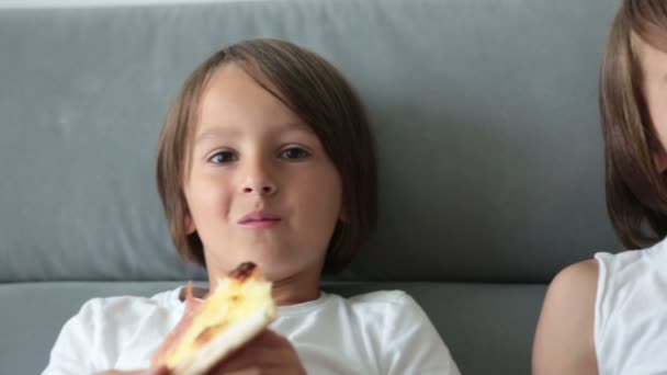 Söta Barn Sitter Soffan Äter Pizza Och Tittar Hungriga Barn — Stockvideo