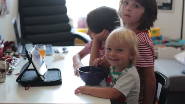 Tři Děti Které Sledují Domácí Tabletu Batole Jedí Borůvky Mísy — Stock video