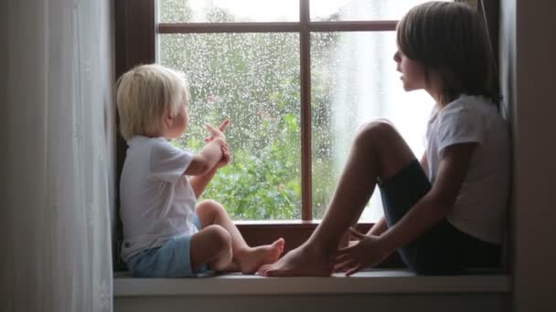 Mutlu Kardeşler Erkek Kardeşler Yağmurlu Bir Günde Pencere Kalkanında Otururken — Stok video