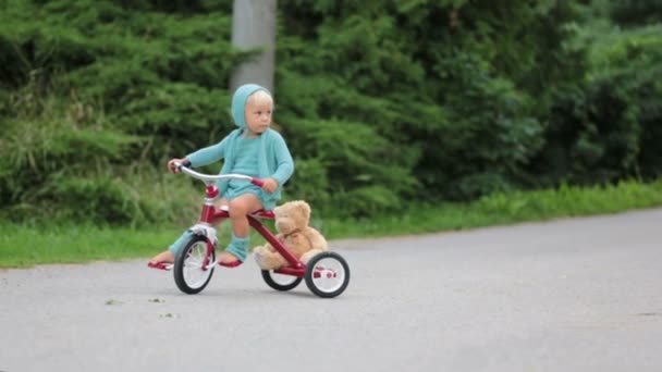 Adorabile Bambino Con Vestito Maglia Triciclo Cavallo Una Tranquilla Strada — Video Stock