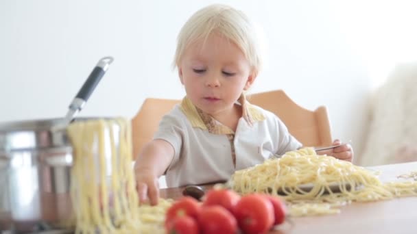 Niño Pequeño Niño Pequeño Comiendo Espaguetis Para Almuerzo Haciendo Desastre — Vídeo de stock