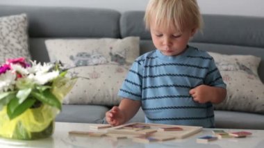 Küçük bebek yapboz yapıyor. Çocuk temel bilişsel becerileri, çocuk kavramını öğreniyor
