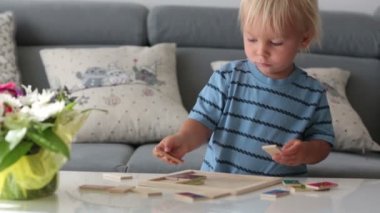 Küçük bebek yapboz yapıyor. Çocuk temel bilişsel becerileri, çocuk kavramını öğreniyor