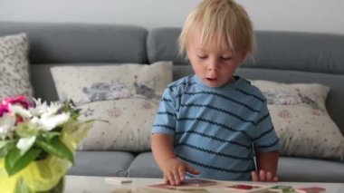 Küçük bebek yapboz yapıyor. Çocuk temel bilişsel becerileri, çocuk kavramını öğreniyor