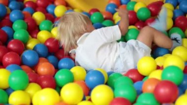 Küçük yürümeye başlayan çocuk, çocuk oyun kapalı oynayan, çocuk kindergarden oyun oynuyor