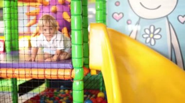 Küçük yürümeye başlayan çocuk, çocuk oyun kapalı oynayan, çocuk kindergarden oyun oynuyor