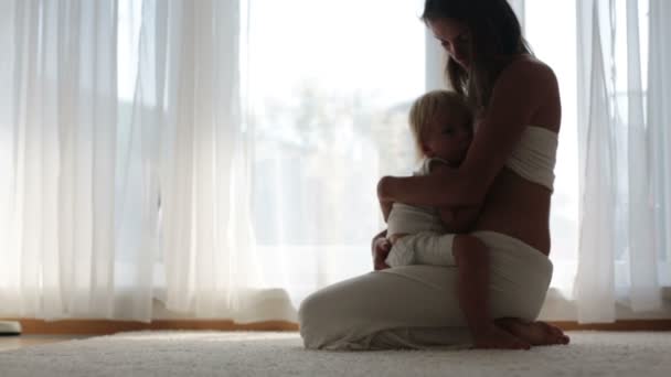 Madre Joven Amamantando Bebé Pequeño Casa Aislado Blanco — Vídeos de Stock