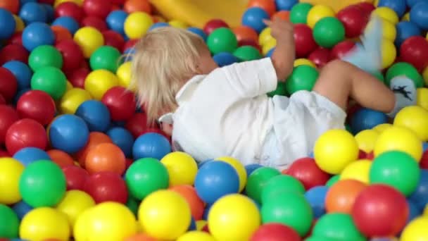 Kleine Peuter Kind Jongen Spelen Speeltuin Binnenshuis Kid Speelt Kindertuin — Stockvideo
