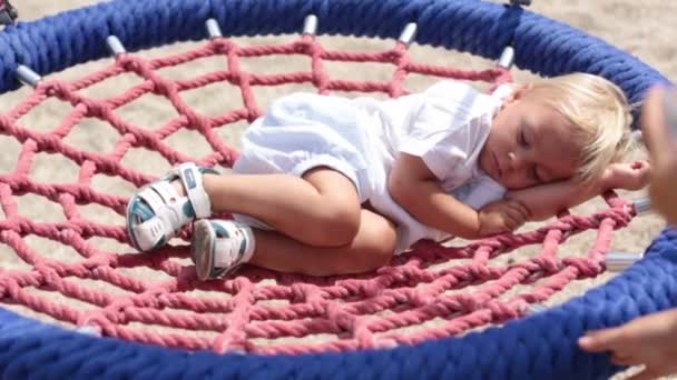 Menino Pequeno Dormindo Balanço Redondo Playground Livre Cansado Depois Dia — Vídeo de Stock