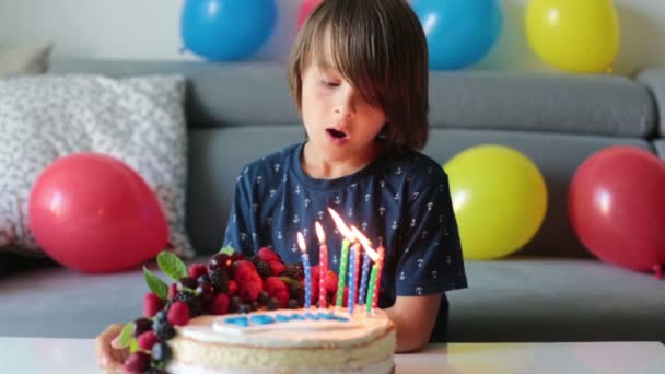 Bellissimo Ragazzo Camicia Blu Che Festeggia Suo Compleanno Soffia Candele — Video Stock