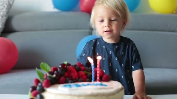 Hermoso Niño Tres Años Edad Camisa Azul Celebrando Cumpleaños Soplando — Vídeos de Stock