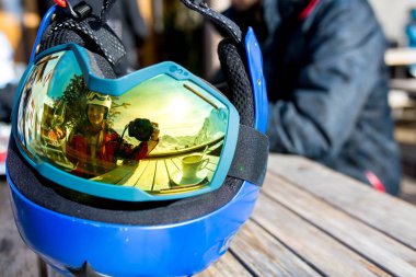 Kadın, çocuk ve güzel dağların yansımaları.