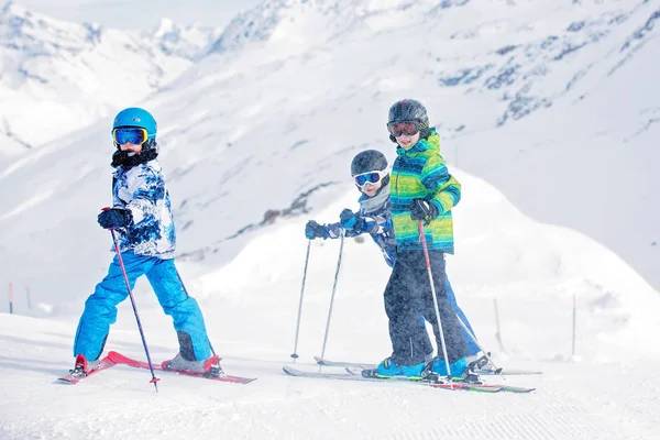 Vrolijke mensen, kinderen en volwassenen, skiën op een zonnige dag in Tyro — Stockfoto