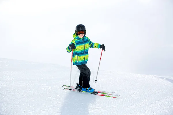 Persone felici, bambini e adulti, sciare in una giornata di sole a Tyro — Foto Stock