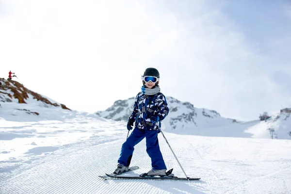 Pessoas felizes, crianças e adultos, esquiando em um dia ensolarado em Tyro — Fotografia de Stock