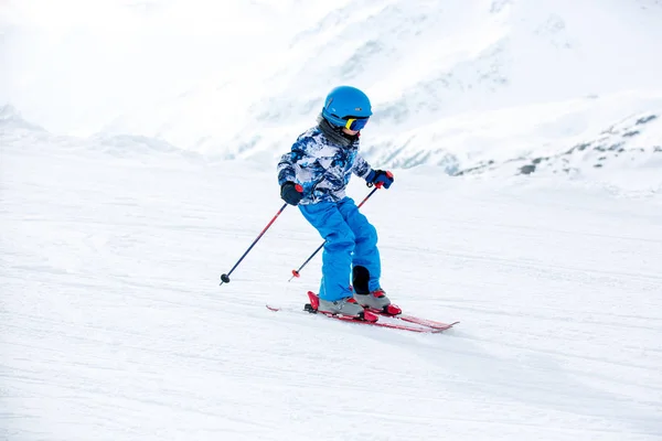 Gente feliz, niños y adultos, esquiando en un día soleado en Tyro —  Fotos de Stock