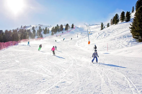 Gente feliz, niños y adultos, esquiando en un día soleado en Tyro — Foto de Stock