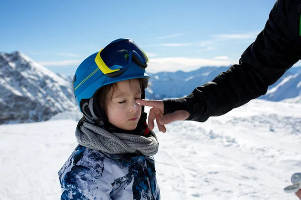 Genitore, padre, mettere la crema solare sul viso del bambino in cima al moun — Foto Stock
