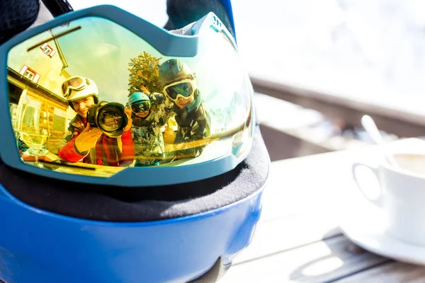 Reflecties van vrouw en kinderen en prachtige bergen op een s — Stockfoto