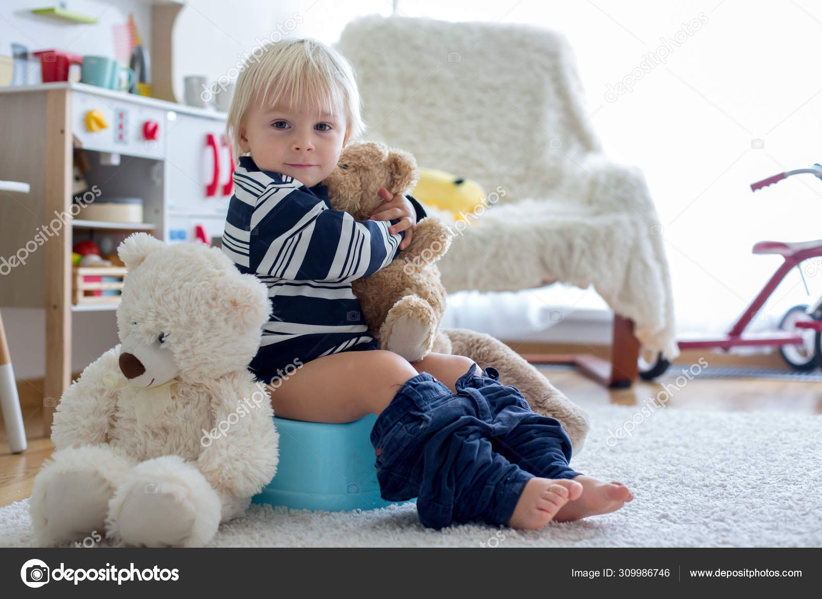 Lindo niño, entrenamiento de orinal, jugando con su oso de peluche