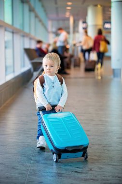 Çocuklar, birlikte seyahat, havaalanında bekliyor TH