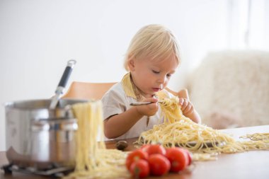Küçük bebek çocuk, küçük çocuk, öğle yemeği ve m için spagetti yeme