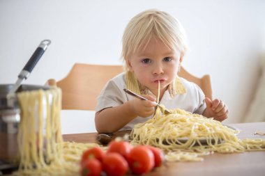 Küçük bebek çocuk, küçük çocuk, öğle yemeği ve m için spagetti yeme
