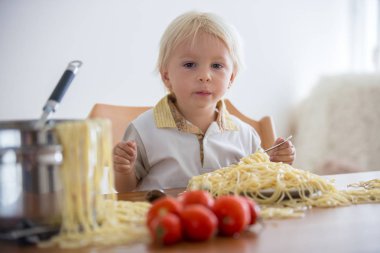 Küçük bebek çocuk, küçük çocuk, öğle yemeği ve m için spagetti yeme