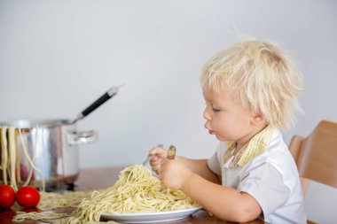 Küçük bebek çocuk, küçük çocuk, öğle yemeği ve m için spagetti yeme