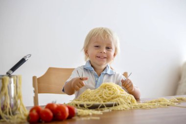 Küçük bebek çocuk, küçük çocuk, öğle yemeği ve m için spagetti yeme