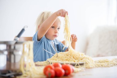Küçük bebek çocuk, küçük çocuk, öğle yemeği ve m için spagetti yeme