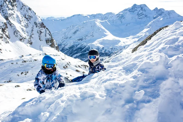 Glada människor, barn och vuxna, skidåkning en solig dag i Tyro — Stockfoto