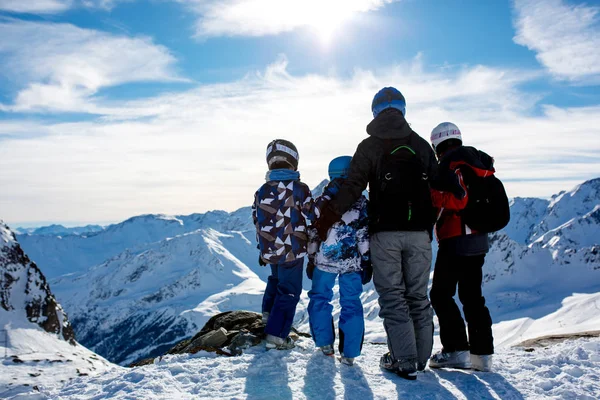 Vrolijke mensen, kinderen en volwassenen, skiën op een zonnige dag in Tyro — Stockfoto