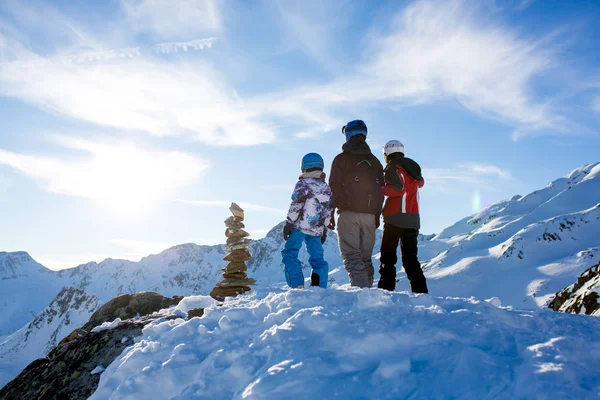 Vrolijke mensen, kinderen en volwassenen, skiën op een zonnige dag in Tyro — Stockfoto