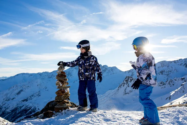 Gente feliz, niños y adultos, esquiando en un día soleado en Tyro —  Fotos de Stock