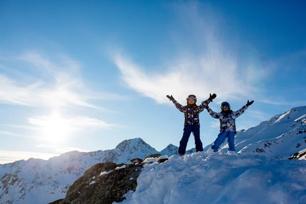 Mutlu insanlar, çocuklar ve yetişkinler, güneşli bir günde Tyro 'da kayak yapıyorlar. — Stok fotoğraf