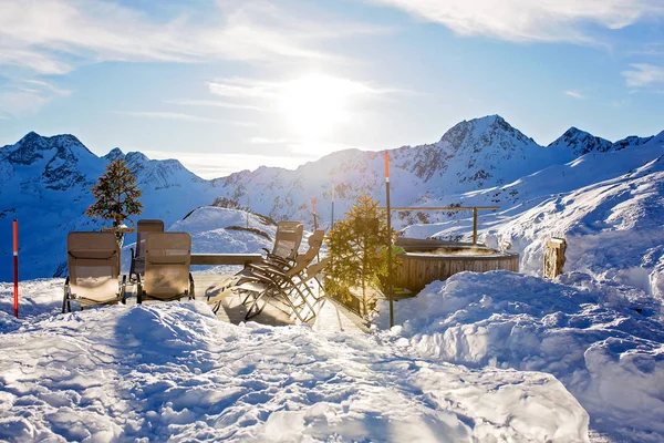 蒂罗尔山区阳光灿烂的一天。 喜欢滑雪的人 — 图库照片