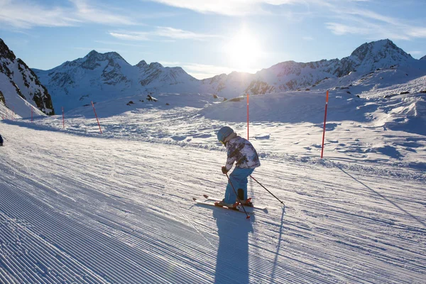 Gens heureux, enfants et adultes, skier par une journée ensoleillée à Tyro — Photo