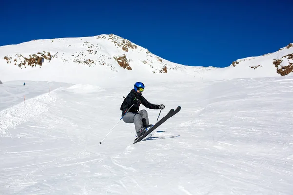 Gens heureux, enfants et adultes, skier par une journée ensoleillée à Tyro — Photo